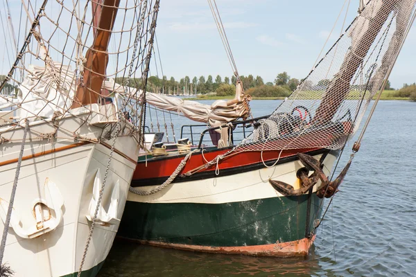 船头的两个老帆船在荷兰港 kampen — 图库照片