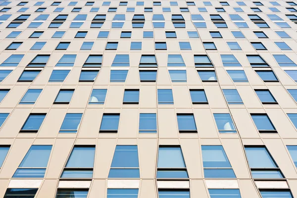 Fasaden på en modern kontorsbyggnad med symmetriska glasfönster — Stockfoto