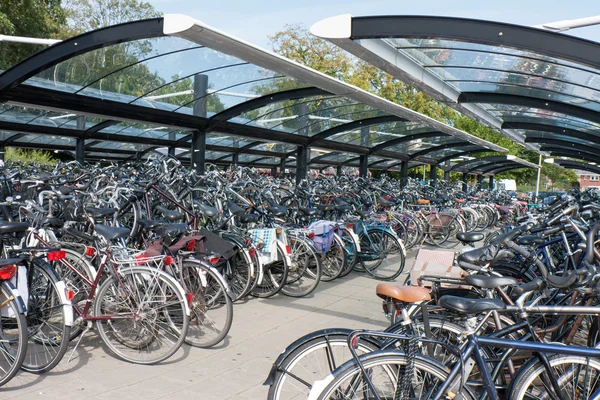 Fahrradunterstand in einer holländischen Stadt — Stockfoto