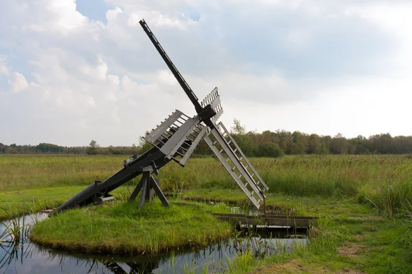Typowy holenderski wiatrak agrarnej dla suchego mielenia użytków rolnych — Zdjęcie stockowe