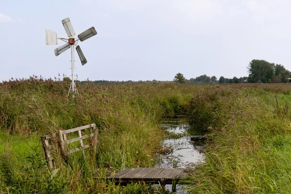 Typische Nederlandse agrarische windmolen voor droge frezen van landbouwgrond — Stockfoto
