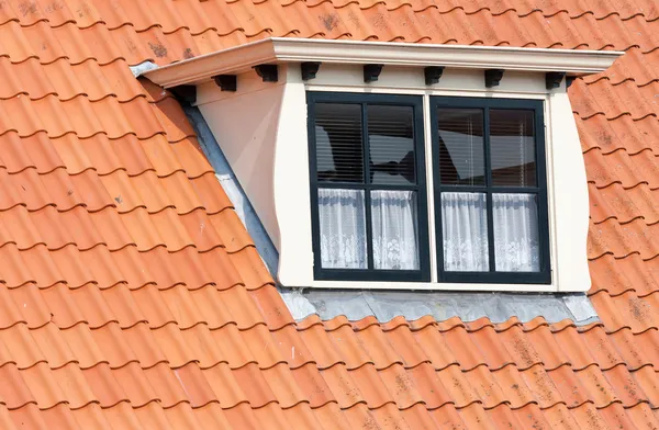Típico telhado holandês com dormitório e janelas quadradas — Fotografia de Stock