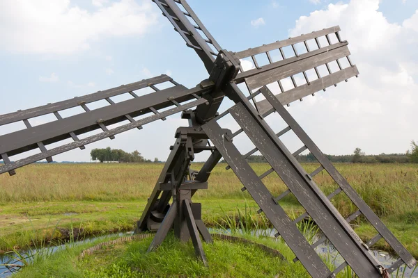 Moinho de vento agrário holandês típico para moagem a seco de terras agrícolas — Fotografia de Stock