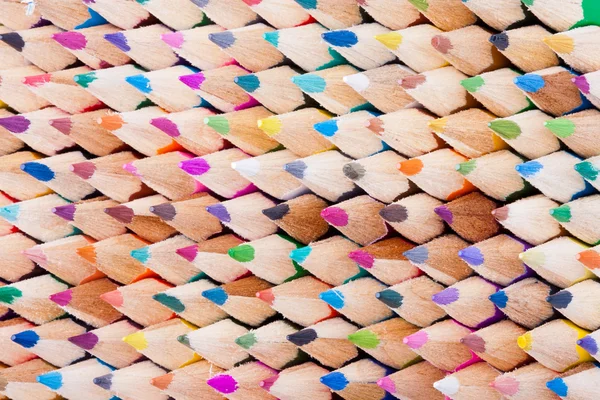 Framifrån av många färgade trä pennor — Stockfoto