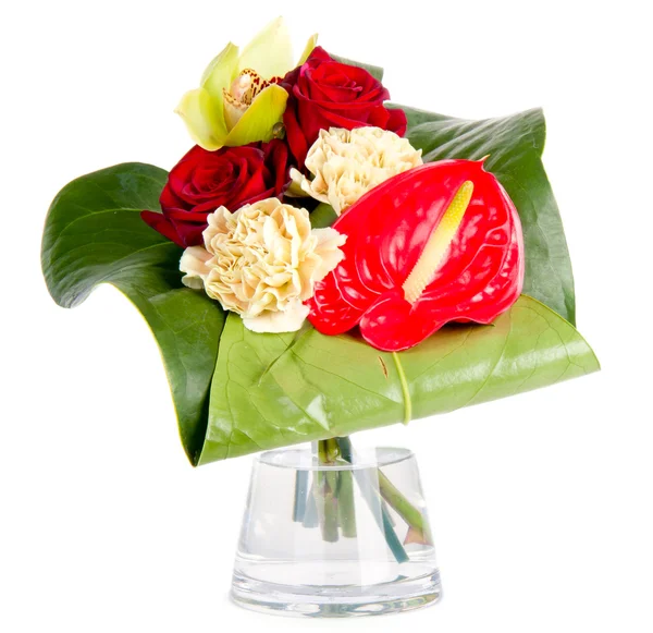 Krásnou kytici do vázy, izolované na bílém — Stock fotografie