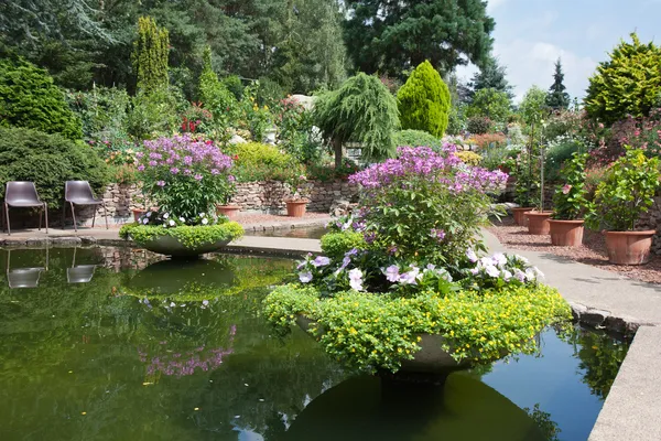 Okrasná zahrada s krásným rybníkem — Stock fotografie