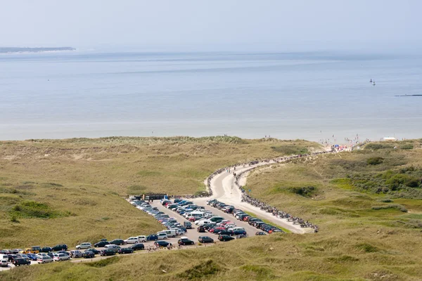 Vedere aeriană a unei plaje olandeze cu dune și o zonă de parcare în fr — Fotografie, imagine de stoc