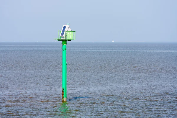 Poteau marqueur avec des cellules solaires dans le Waddenzee néerlandais — Photo