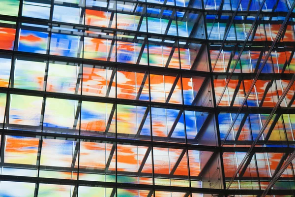 Багато кольорових вікон всередині сучасної будівлі — стокове фото