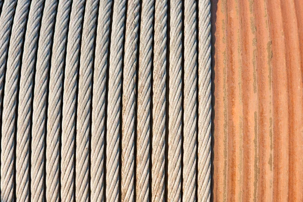 Detail einer großen Seilwinde, die ein Stahlseil wickelt — Stockfoto