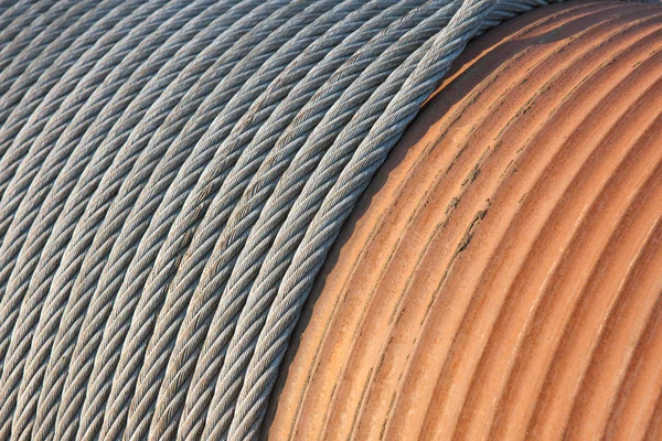 Деталь большой лебедки, обмотывающей стальной кабель — стоковое фото