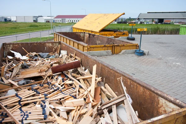 Grande benne à ordures en fer avec du bois de fond dans une décharge — Photo