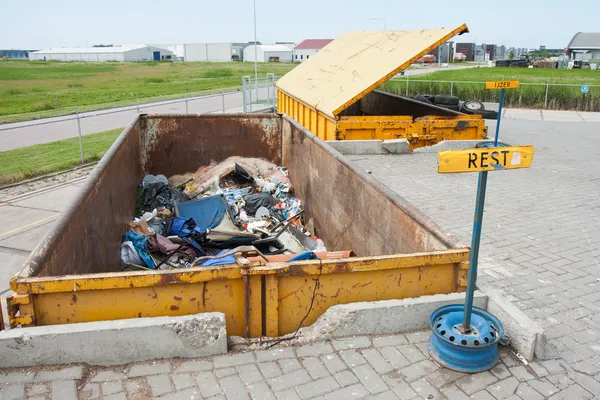 Grandes lixeiras de ferro em um depósito de lixo — Fotografia de Stock