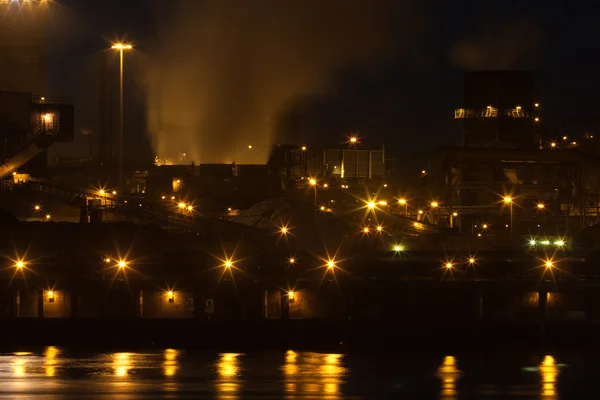 Usine sidérurgique néerlandaise à IJmuiden la nuit — Photo