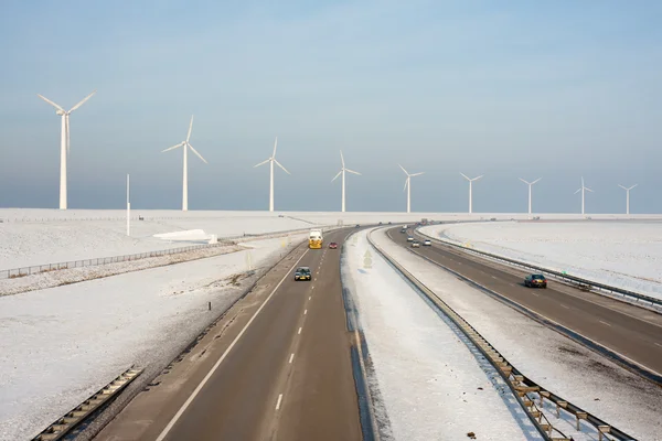Estrada holandesa no inverno com turbinas eólicas por trás — Fotografia de Stock