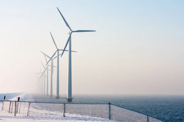 Kış zamanında Hollandalı offshore rüzgar türbinleri — Stok fotoğraf