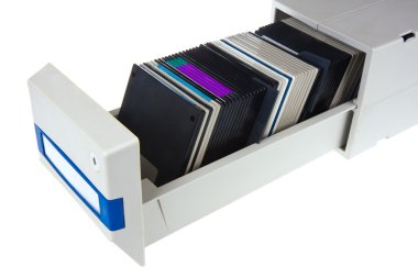 birkaç bilgisayar disket üzerinde beyaz izole bir saklama kutusu