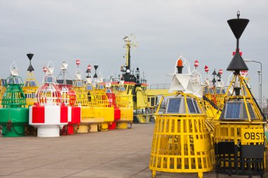 bir güneş kollektörleri ile şamandıralar