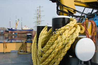 Hollanda limanında bir römorkör güvertesi.