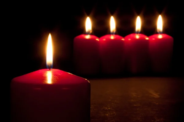 Set van rode kaarsen branden in het donker — Stockfoto