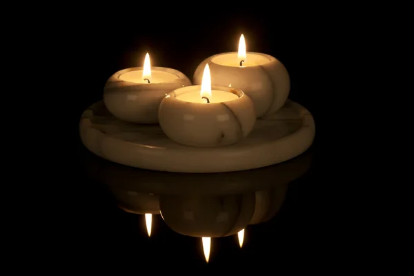 Dekorativer Kerzenständer aus Marmor mit drei Lichtern an einem schwarzen — Stockfoto