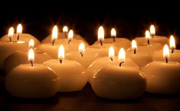 集团的燃烧的蜡烛在黑色的背景 — 图库照片