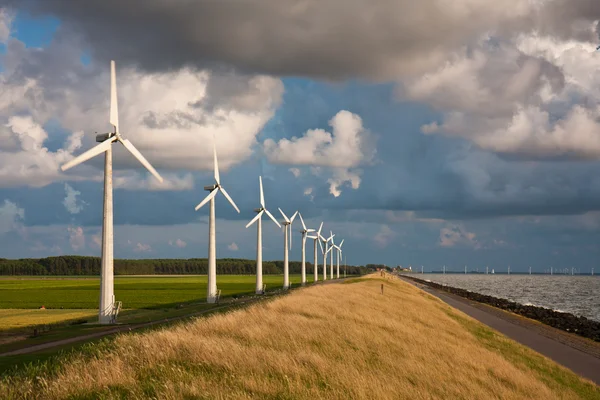 Niederländische Windräder und eine Wolkenlandschaft im letzten Sonnenlicht eines Sommers — Stockfoto