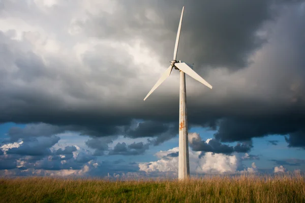 Turbina eólica com uma bela Paisagem Neerlandesa — Fotografia de Stock
