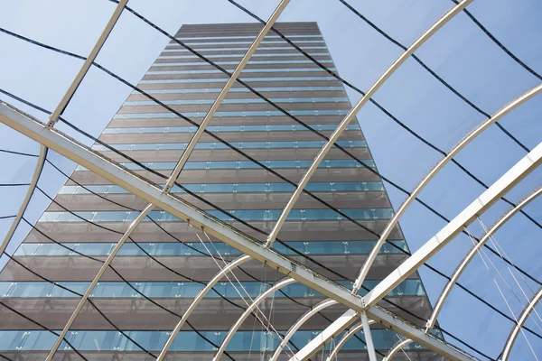 Visa på en stor kontorsbyggnad från inom entrén med — Stockfoto