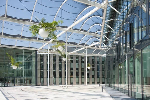 Vestíbulo abierto en un edificio moderno con techo de cristal — Foto de Stock