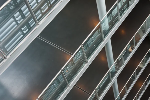 Интерьер современного здания с несколькими этажами — стоковое фото