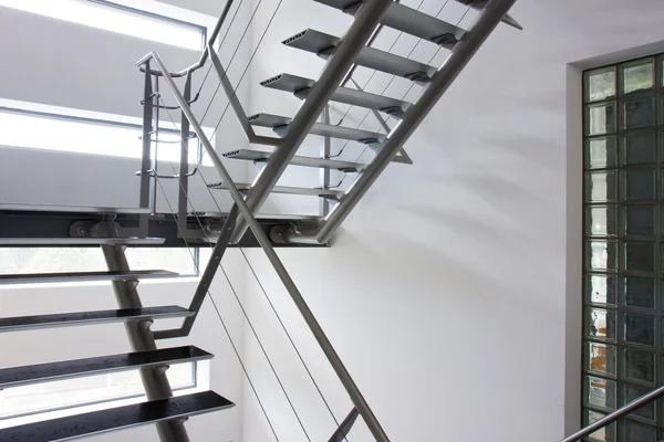 Sortie de secours par un escalier dans un bâtiment moderne — Photo