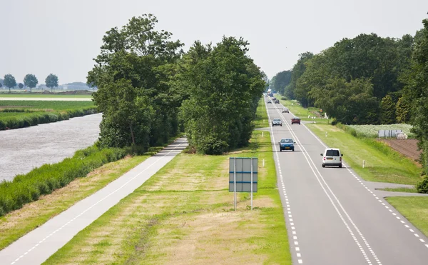 Letecký pohled na rovné zemi silnici v Nizozemsku — Stock fotografie