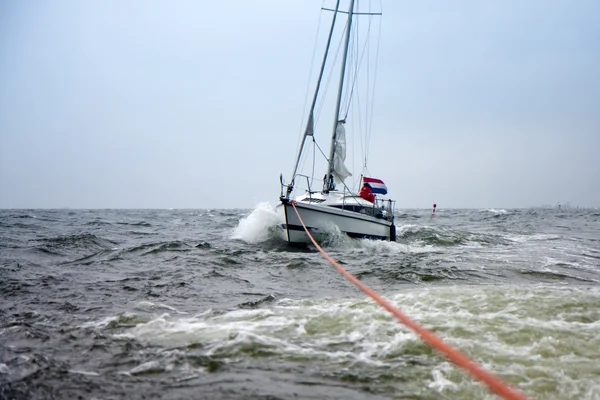 Holandská jachty v neštěstí se na tažení do "bezpečného přístavu" — Stock fotografie