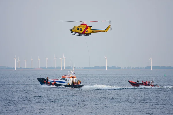 ウルク、オランダ - 6 月 7日: ウルクの救命ボートは、救助の練習 — ストック写真