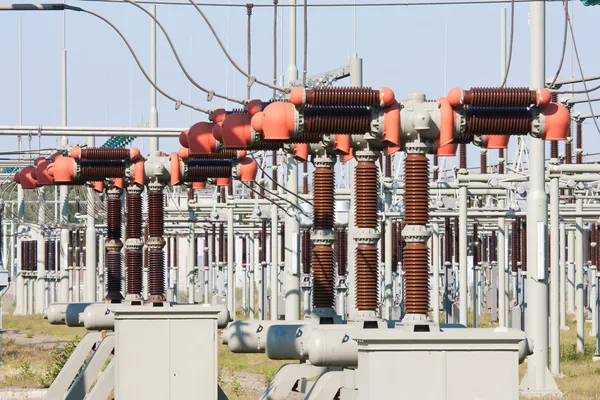 Hoog vermogen elektriciteitssysteem met verschillende transformatoren — Stockfoto