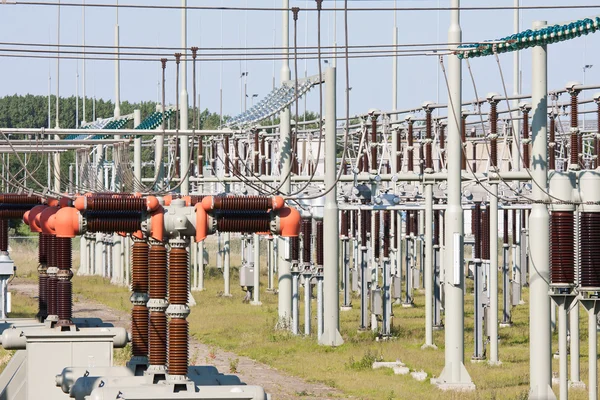 Hoog vermogen elektriciteitssysteem met verschillende transformatoren — Stockfoto