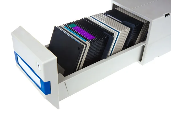 Verschillende diskettes van de computer in een opbergdoos, geïsoleerd op wit — Stockfoto