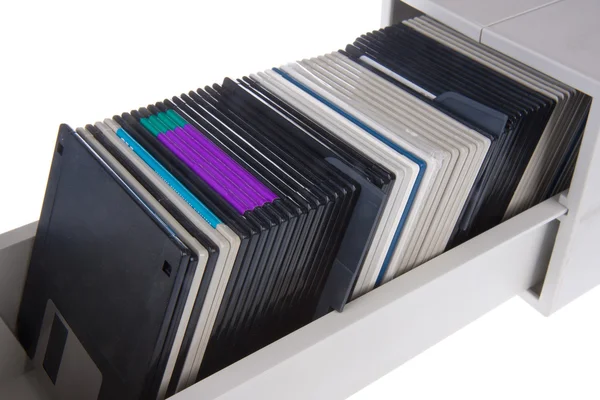 Varios disquetes de computadora en una caja de almacenamiento, aislados en blanco — Foto de Stock