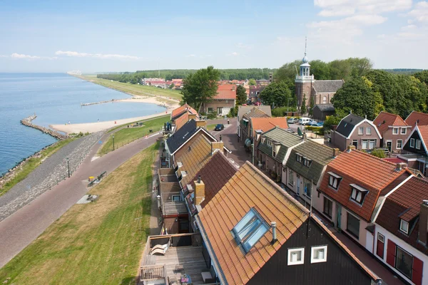 Море голландской рыбацкой деревушки видно с маяка — стоковое фото