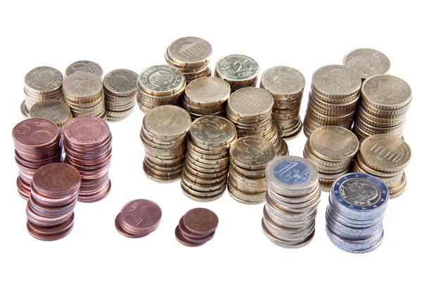 Várias pilhas de moedas europeias em um fundo branco — Fotografia de Stock