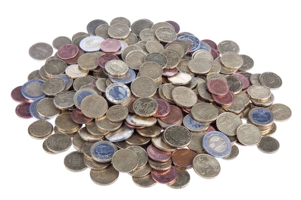Pilha de moedas europeias sobre um fundo branco — Fotografia de Stock