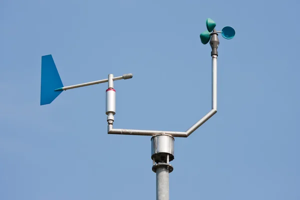 Anemômetro de medição da velocidade e direção do vento — Fotografia de Stock
