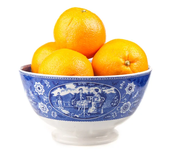 Pomeranče na staré ručně malované misky — Stock fotografie