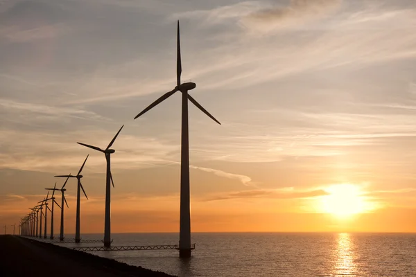 Turbines Wndturbines dans la mer et un beau coucher de soleil — Photo