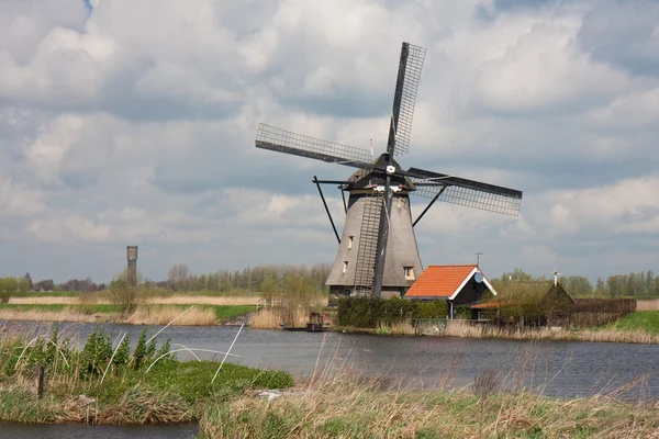 Antiguo molino de viento histórico en los Países Bajos — Foto de Stock