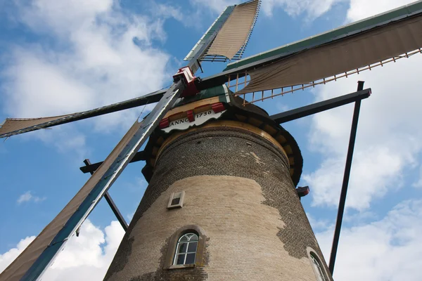 Przedni widok zabytkowy wiatrak w Holandii — Zdjęcie stockowe