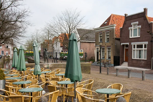 Lege terras in een oude traditionele Nederlands dorp — Stockfoto
