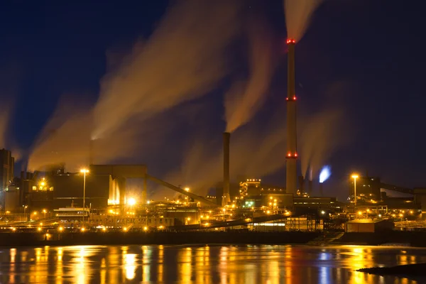 Fábrica holandesa de acero con chimeneas por la noche —  Fotos de Stock