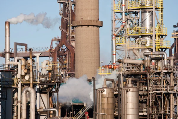 Kemisk fabrik med rör och skorstenar — Stockfoto